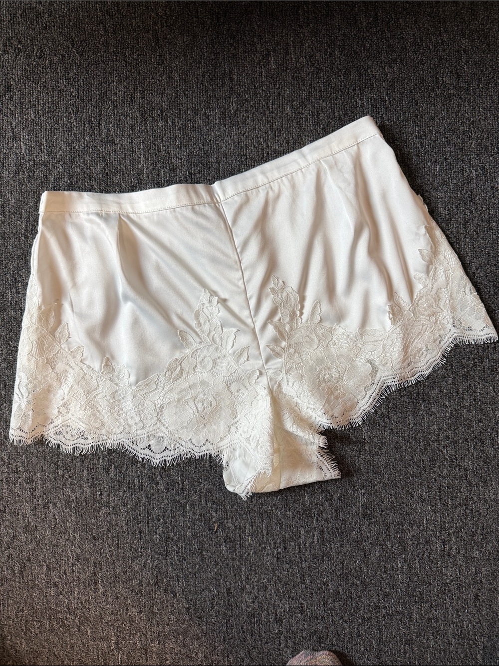 Homebodii Olivia Shorts Ivory Bottoms size Small